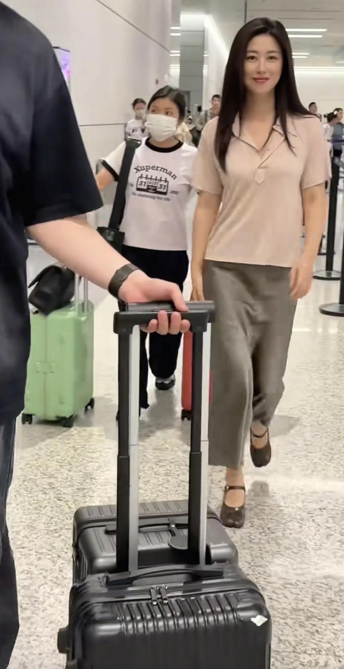 朱珠现身机场被偶遇，看着又高又瘦还很年轻，这身穿搭好漂亮呀！