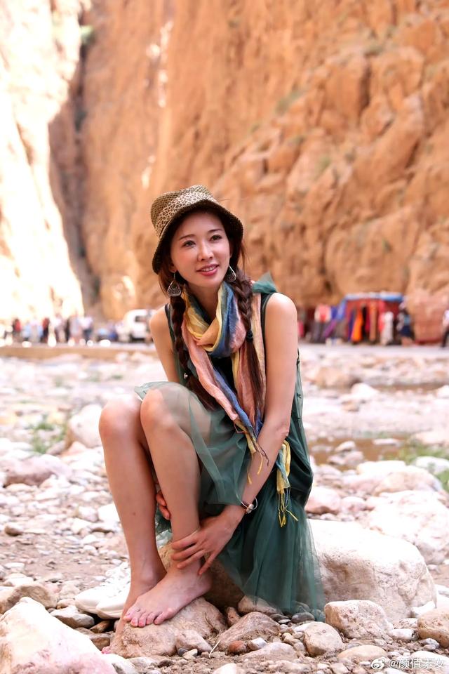 林志玲光脚坐在野外石头上，始终保持微笑，太有敬业精神