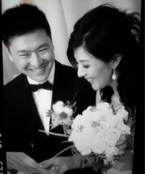 李嘉欣姐姐继子大婚!她被儿媳敬茶地位高,二婚高龄嫁豪门成传奇