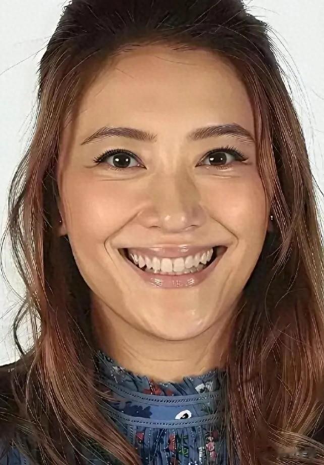 今年40岁的应采儿，素颜敢怼脸生图，没有一点科技痕迹很真实留影