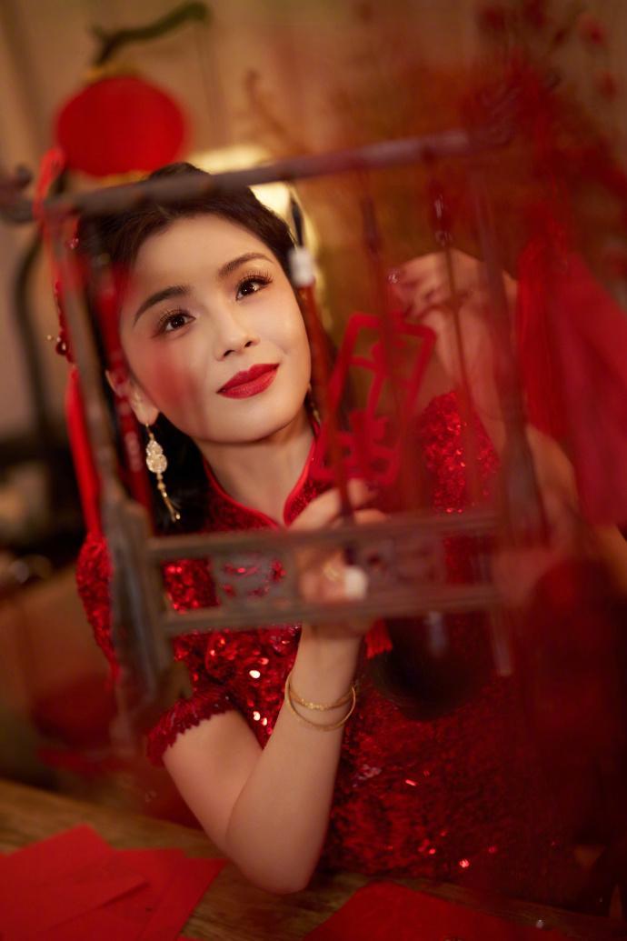 刘涛高开叉旗袍惊艳全网，把东方韵味焊在身上