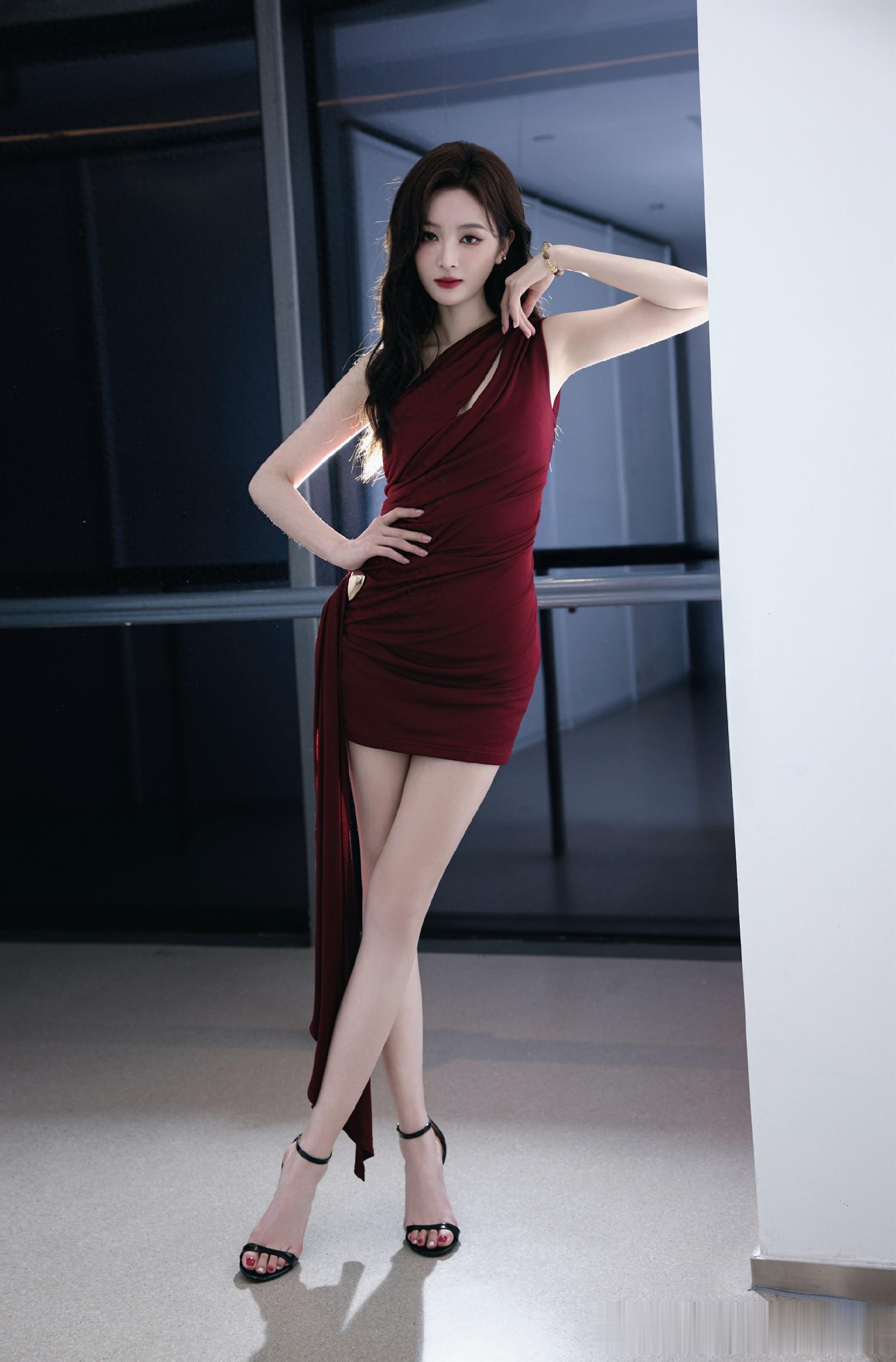 吴宣仪 超短裙搭配黑色一字带高跟