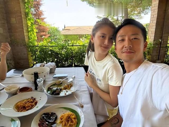 吴千语晒全素颜,脸上雀斑明显美貌藏不住,穿泳装纤瘦苗条美翻了