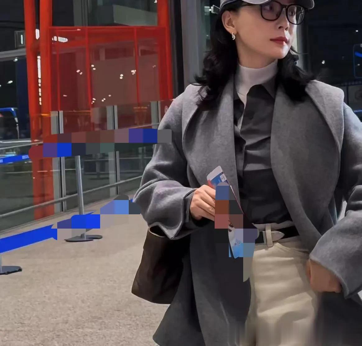 陈数真是中年女人的穿搭标杆！短款大衣+白色打底衫，高级又洋气