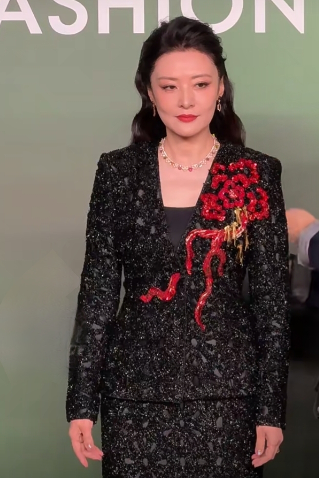 周涛亮相时尚活动,黑裙红饰配优雅卷发,气质华贵又漂亮