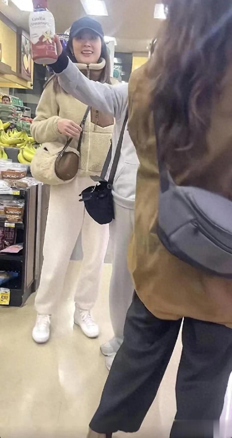 陈慧琳素颜逛美国超市，脸好方，腮帮子鼓起来了，牙齿不整齐！