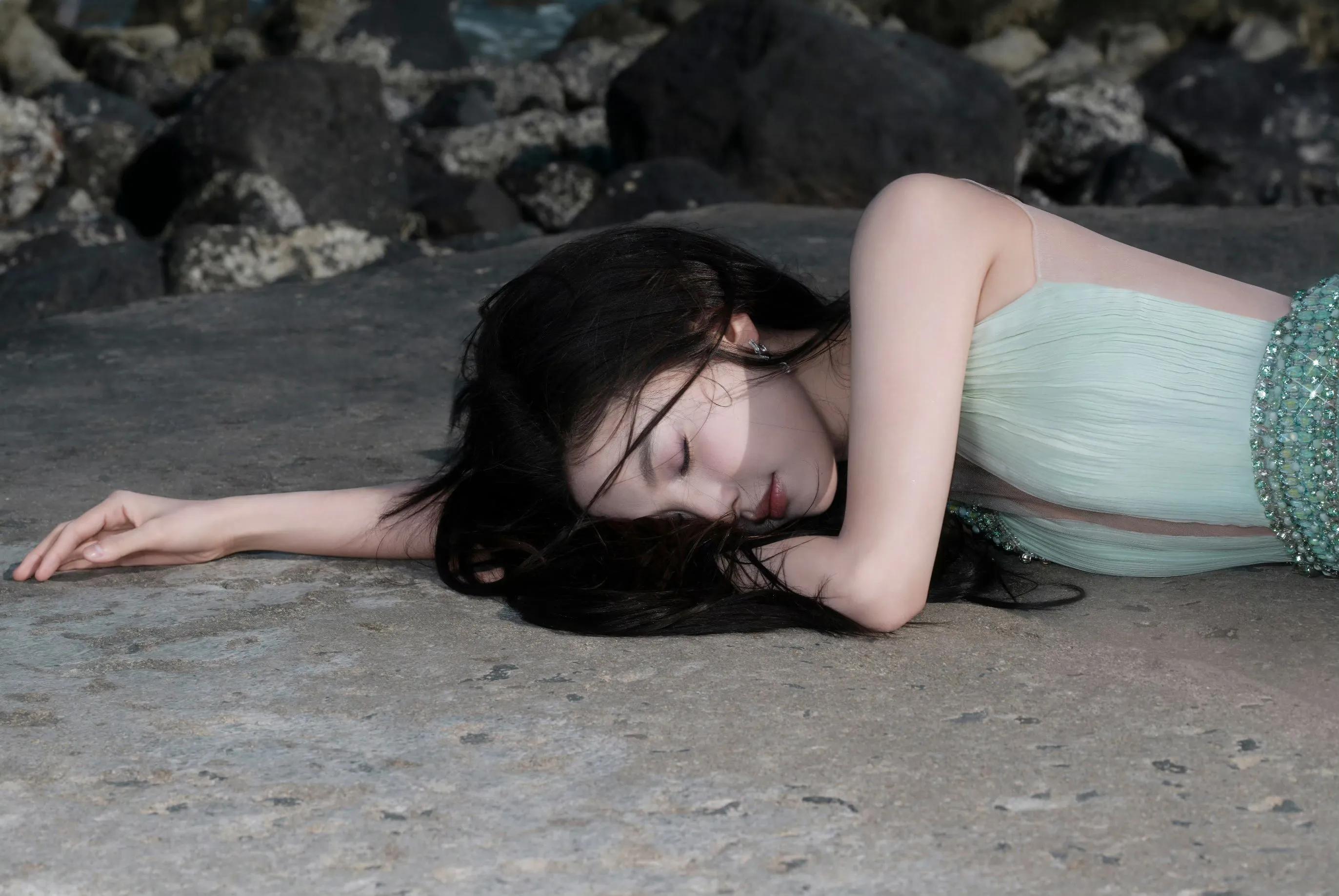 章若楠绿色薄纱裙写真美图