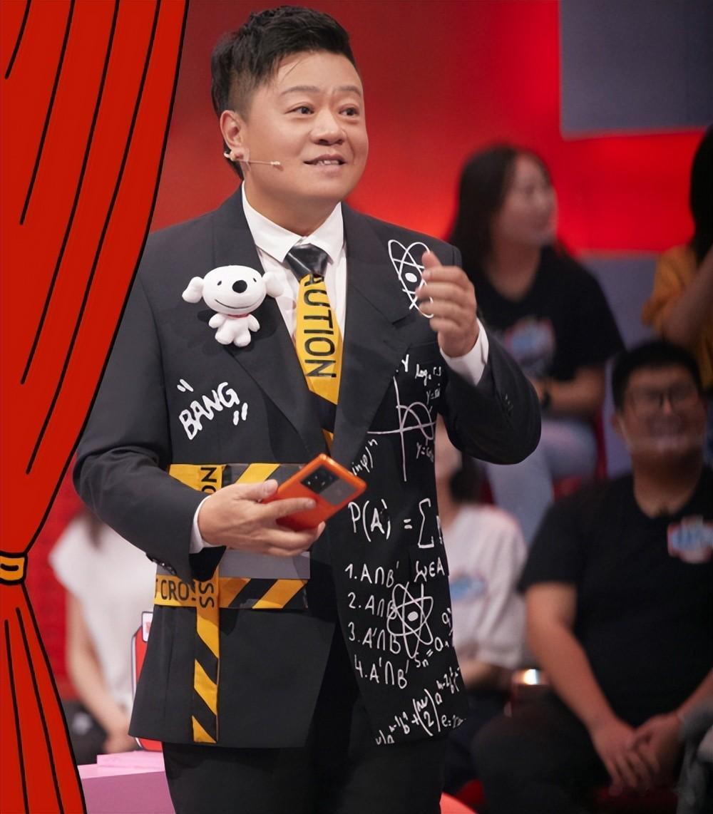 曾是央视知名主持，父亲是马季，妻子是编导，57岁他现在成大老板