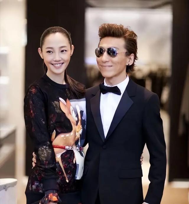 41岁白百何二胎儿子首曝光，母子俩在河沟捞鱼吃烧烤，穿搭很在线