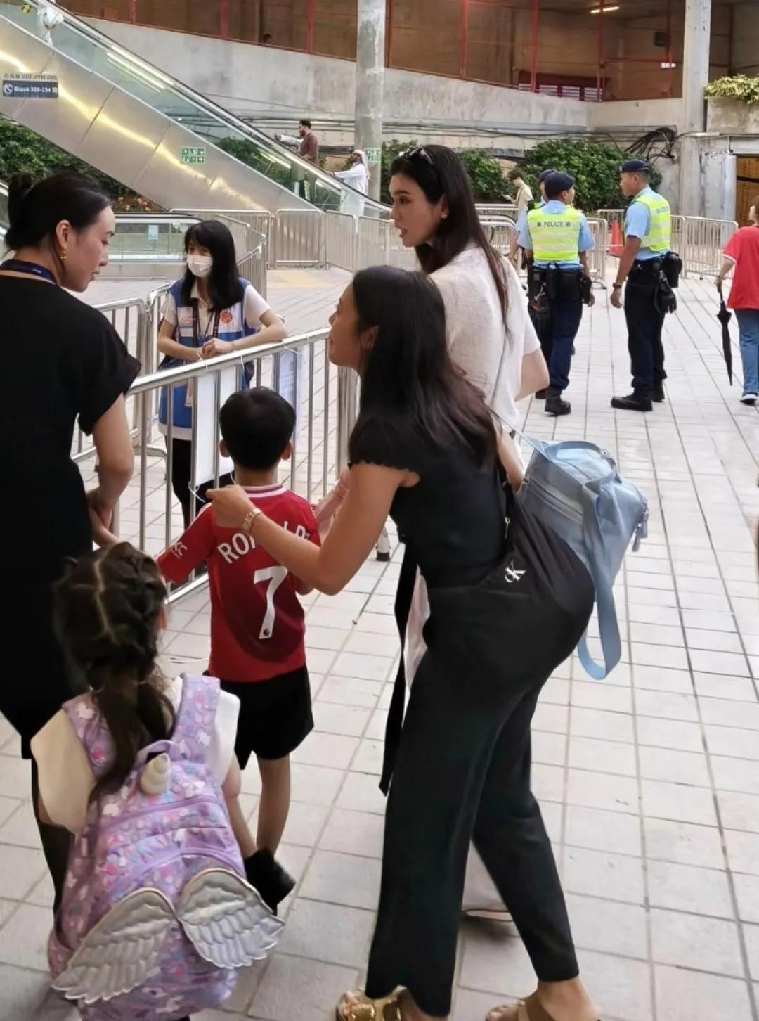 奚梦瑶带5岁儿子看球赛，蹲着帮儿子整理仪容，两人牵着手好有爱