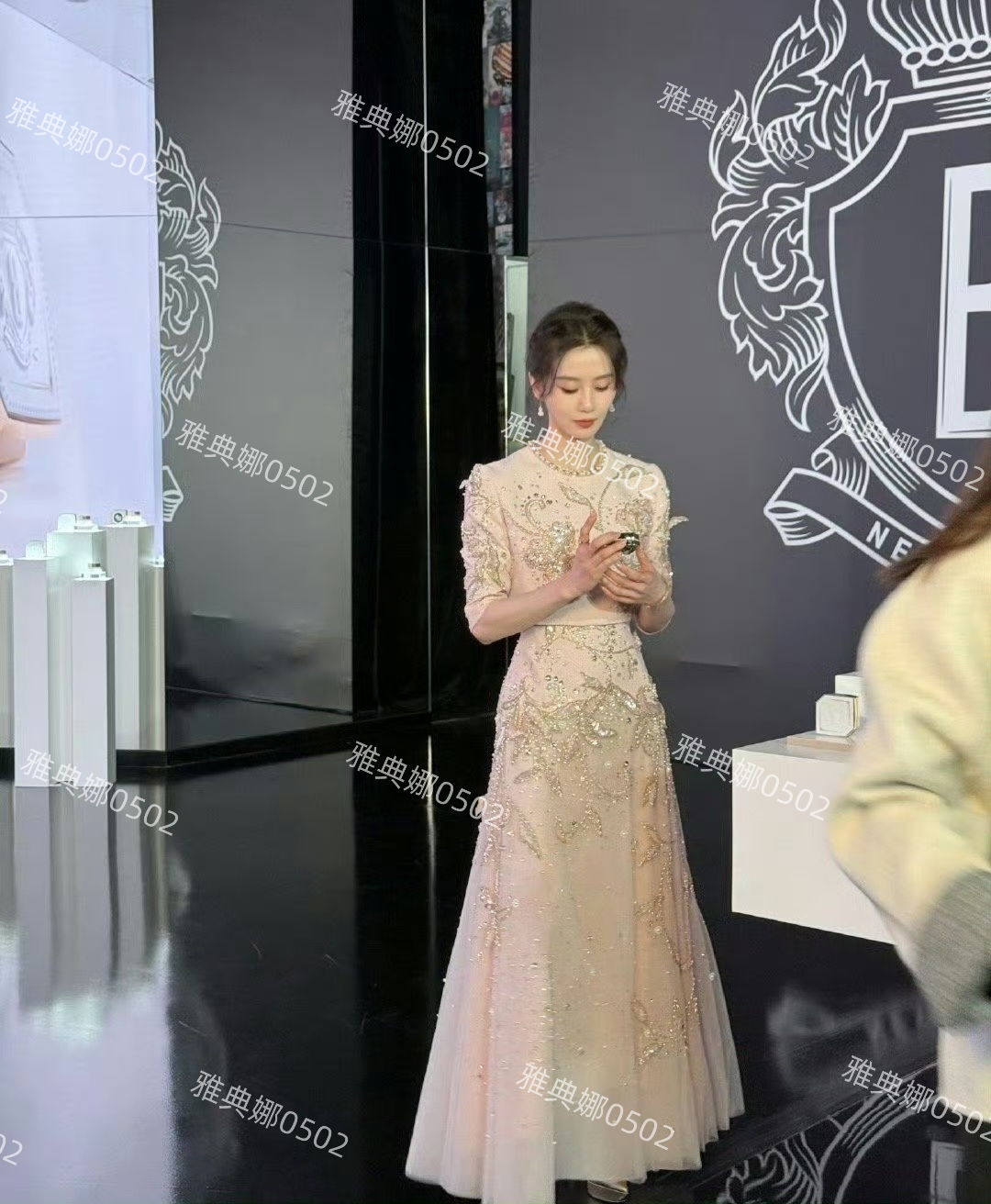 刘诗诗的盘发上热搜了,虽然她依然很漂亮,但脸却变了提拉感很强