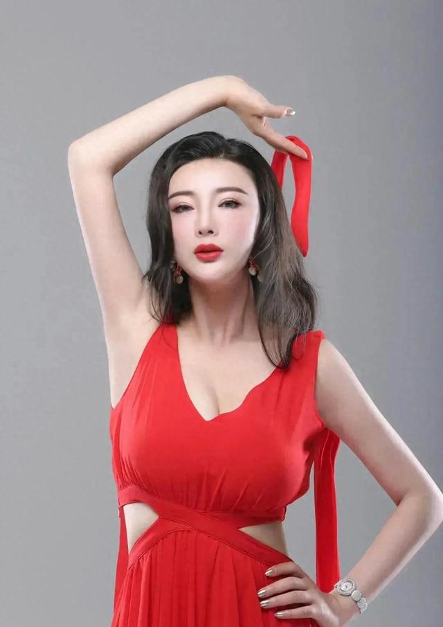 王李丹妮深藏不露,这才是真正实力派的做法,有身材却不想靠身材