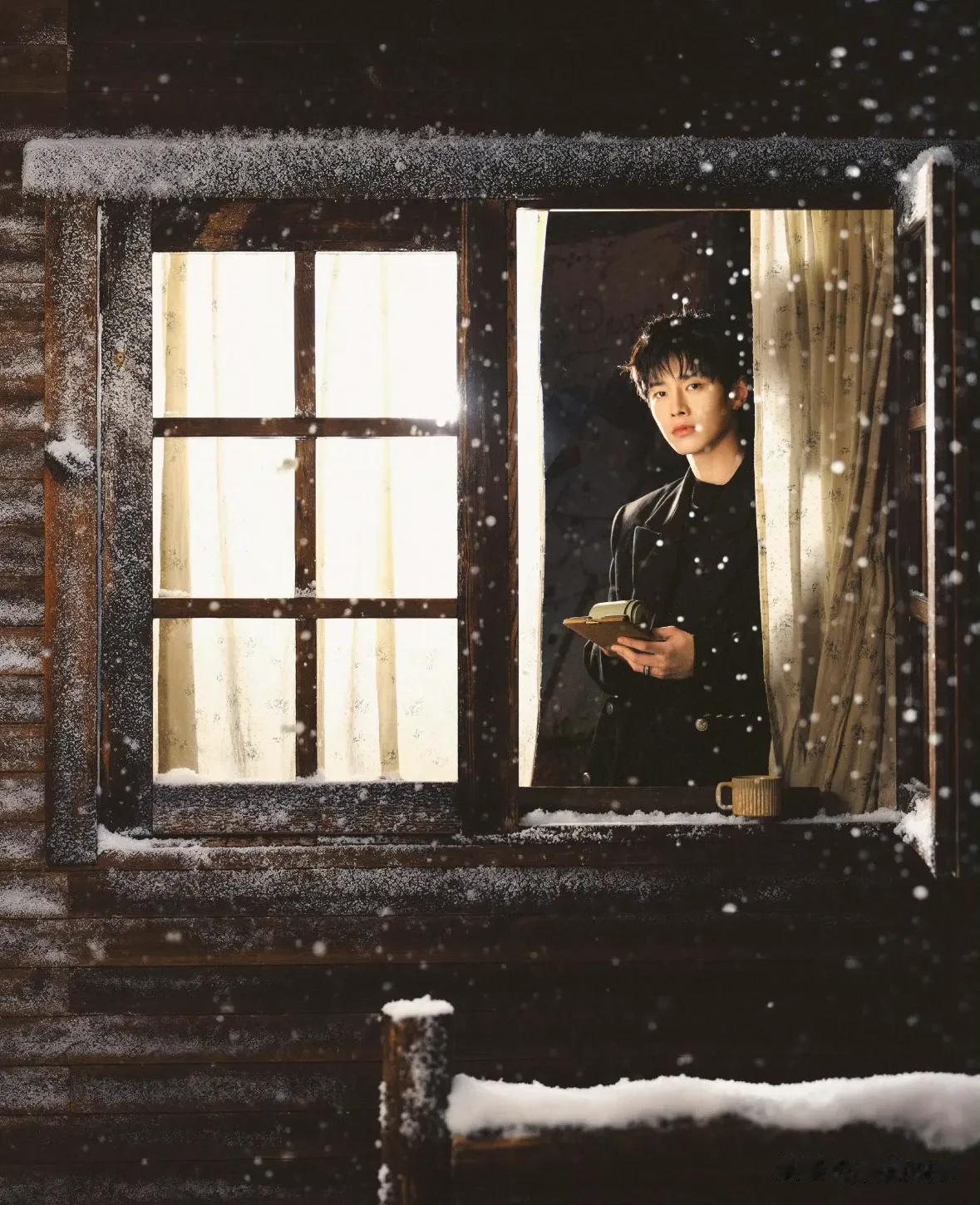 北京暴雪明星集体晒照，巩俐携老公在雪中漫游，何与侧颜帅成王子