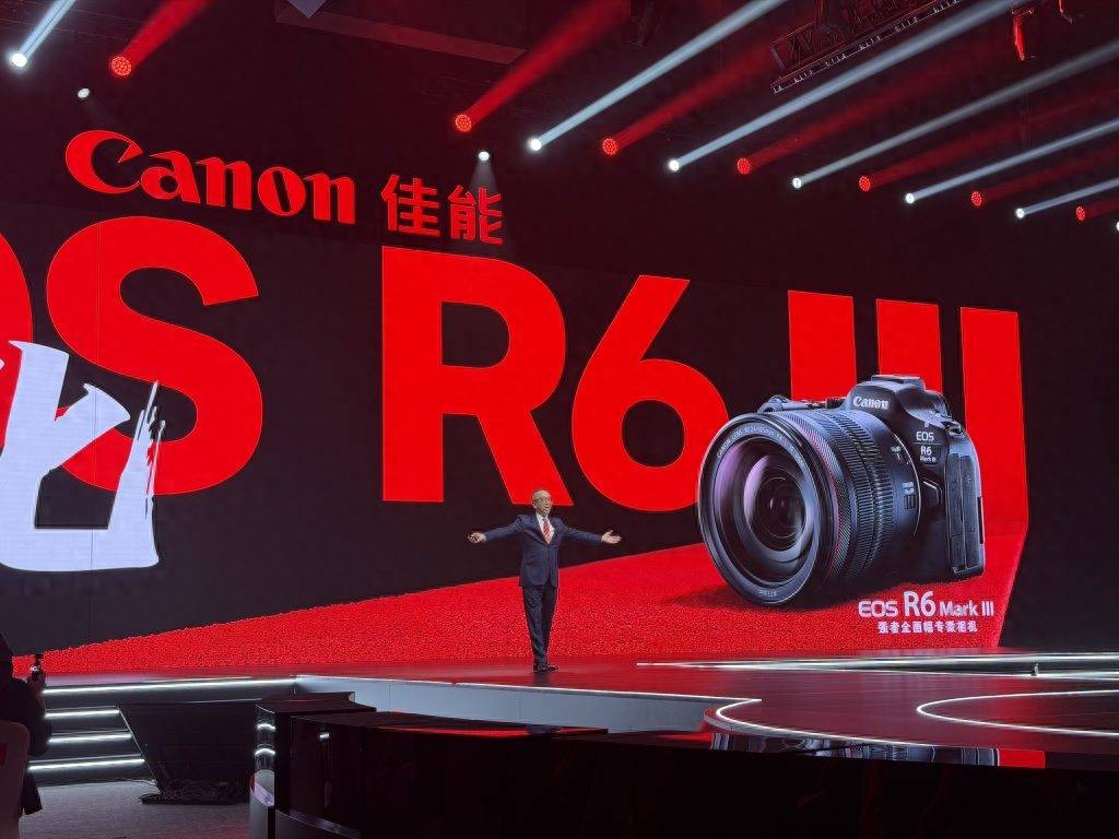 佳能 R6 III 這臺小電影機，是對 iPhone 「以下犯上」的回應