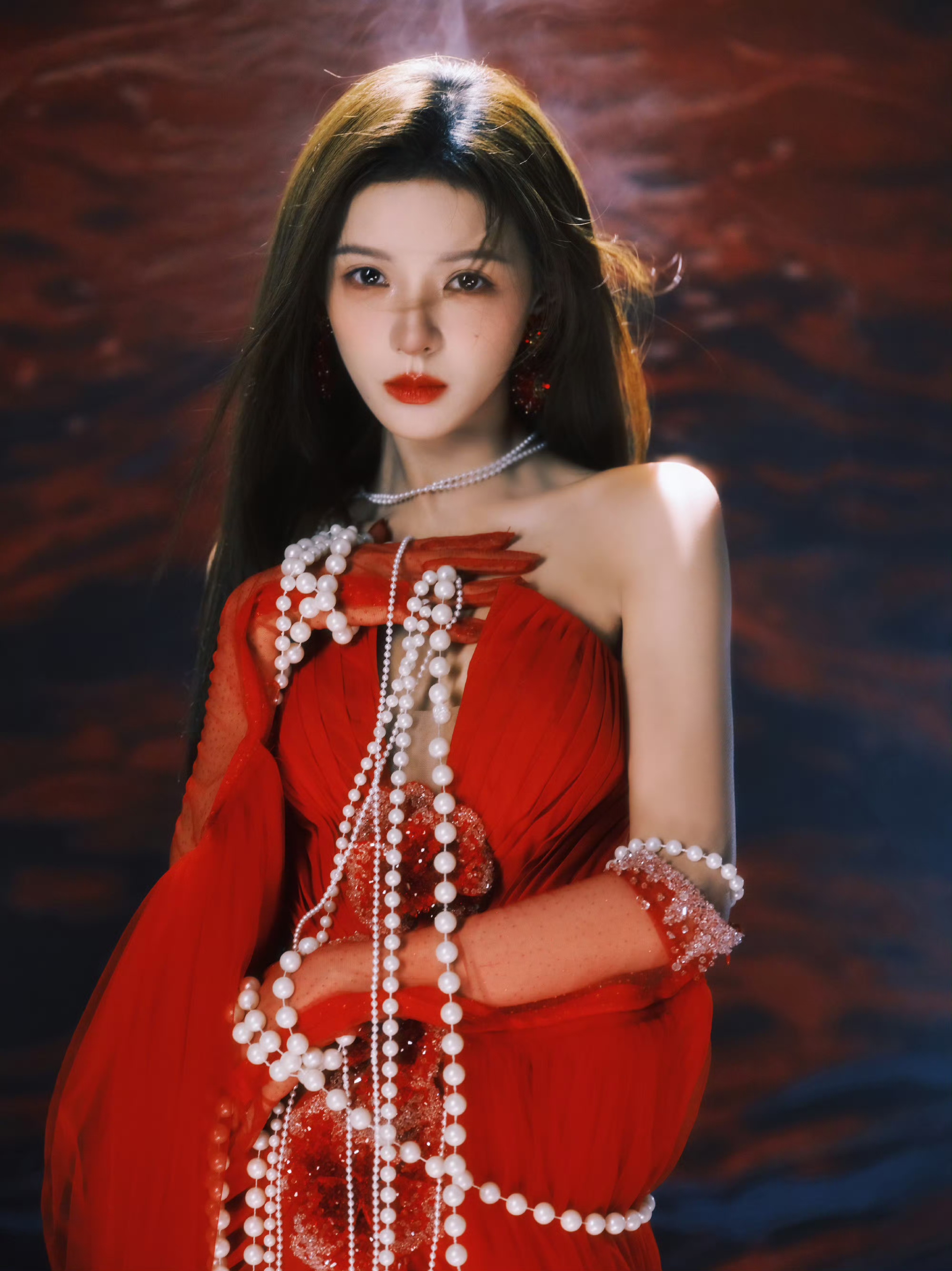 张予曦身着一袭红裙太过妖娆与美艳