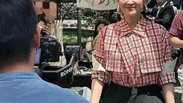 50岁梅婷南京被偶遇，路人视角难以言喻，腰粗脸大肉眼泡加大背头