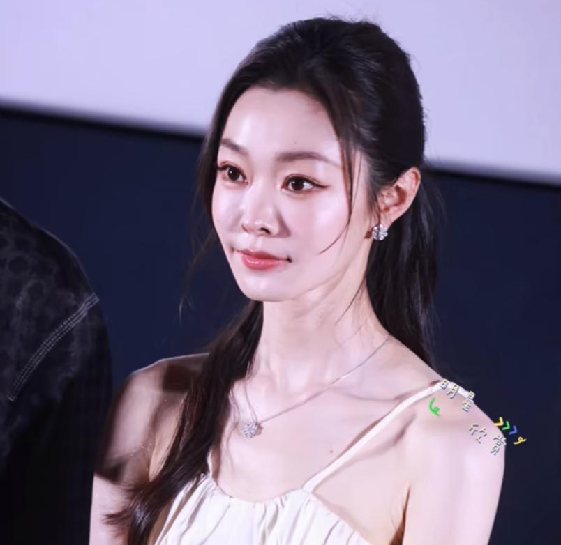 回应整容争议没48小时，央媒点名宋轶，没提网暴，却字字都在撑腰