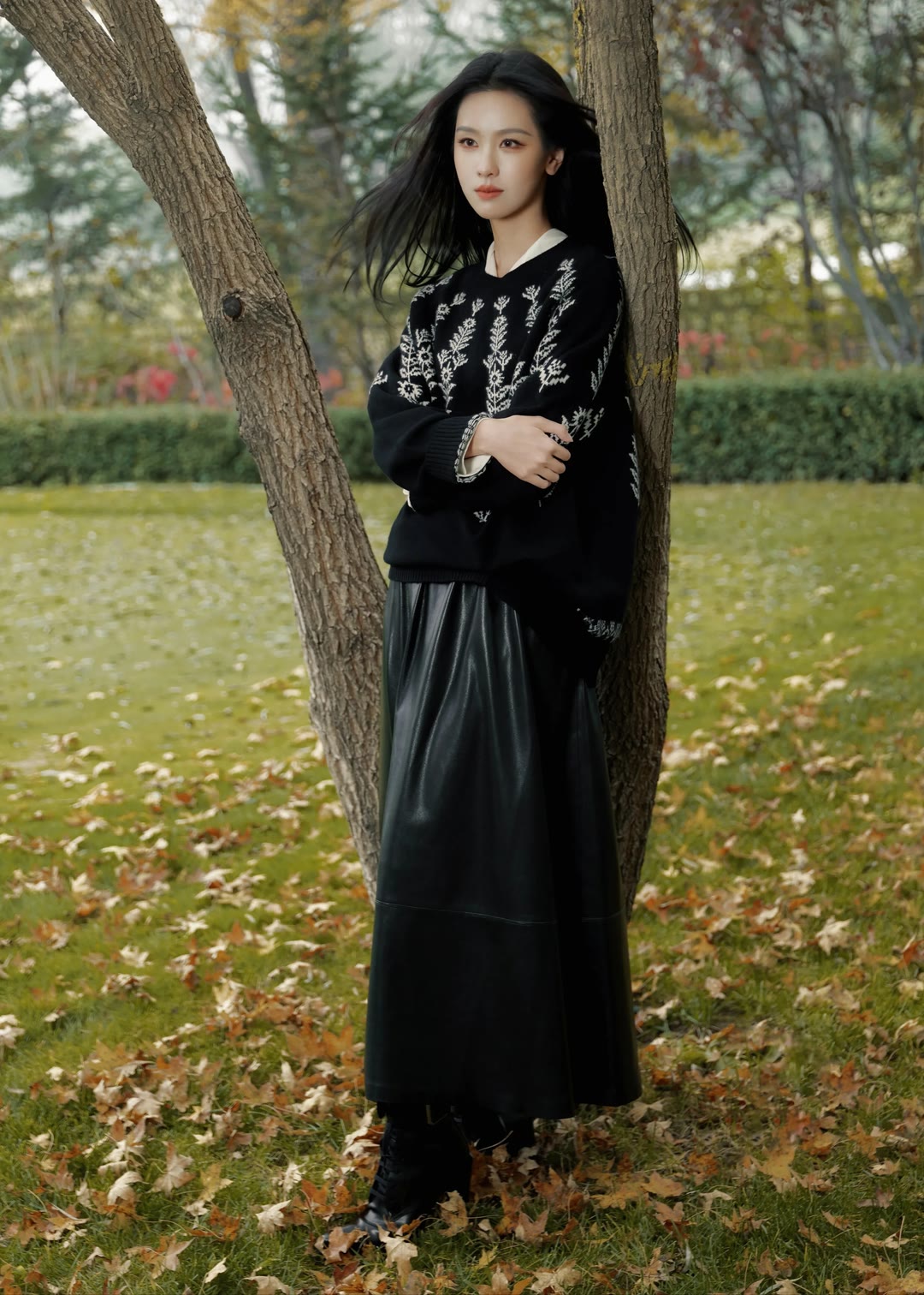 陈都灵穿闪钻裙露肩，红唇配耳饰美成暗夜精灵