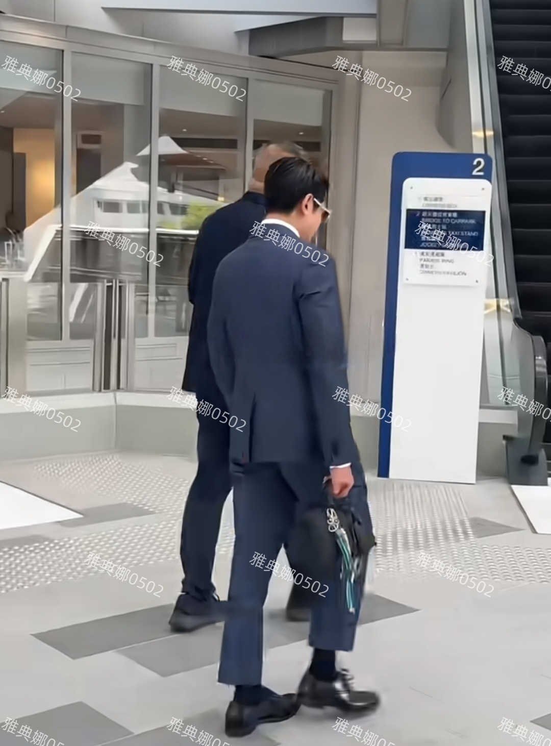 郭富城虽然不高，但也不会像黄晓明头发吹老高穿厚底鞋清爽又年轻