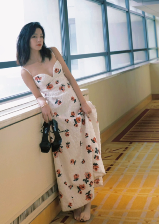 庄达菲:白色裙裾间的少女绮梦