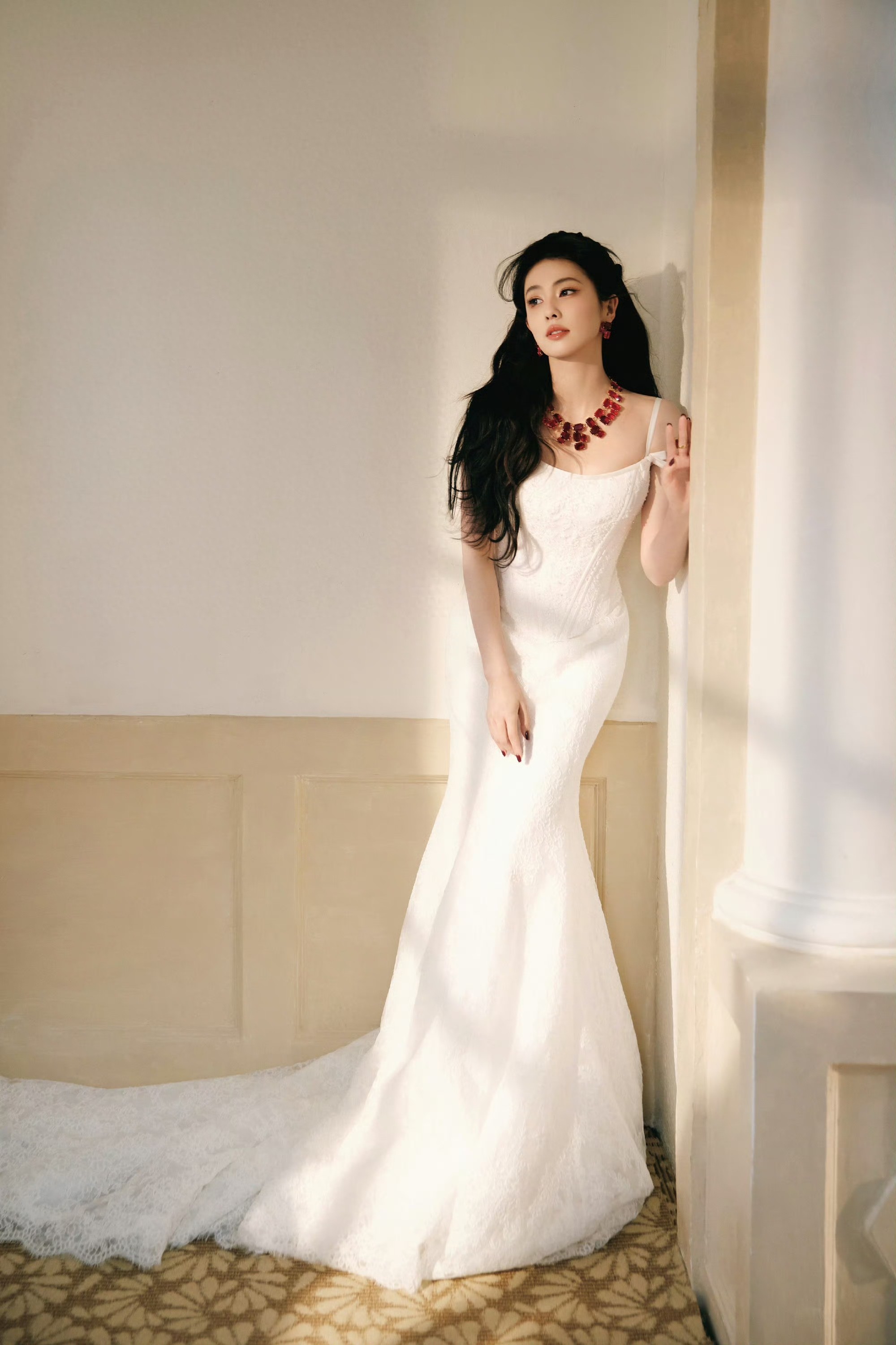 白鹿空降思念直播间，蕾丝礼裙勾勒柔美身姿，DIY奶茶藏满祝福