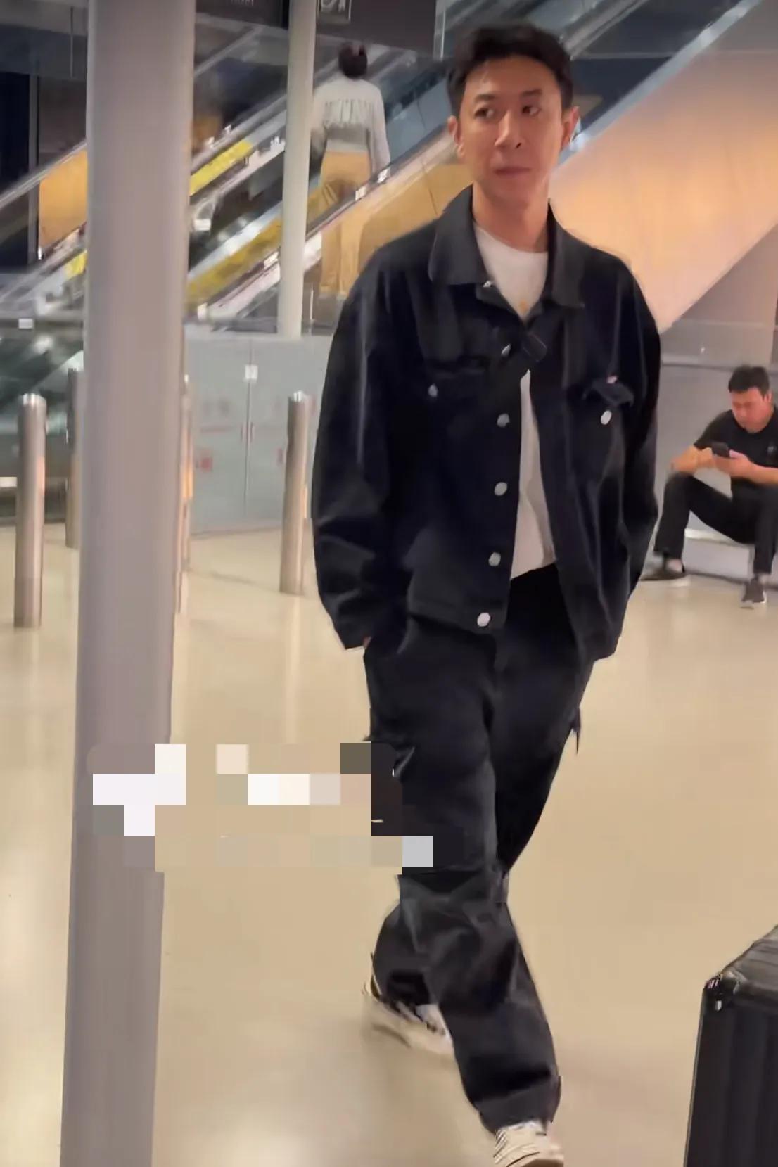 张维伊独自现身机场，短发干净利落，有点模样包袱但还是挺耐看的