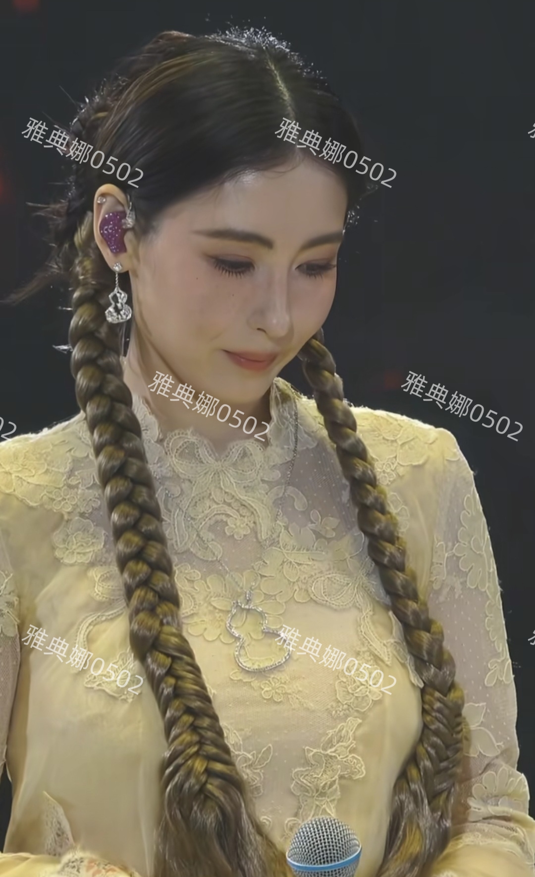 张柏芝昨晚亮相红馆 ,两条麻花辫造型让人梦回柳飘飘45岁还那么美