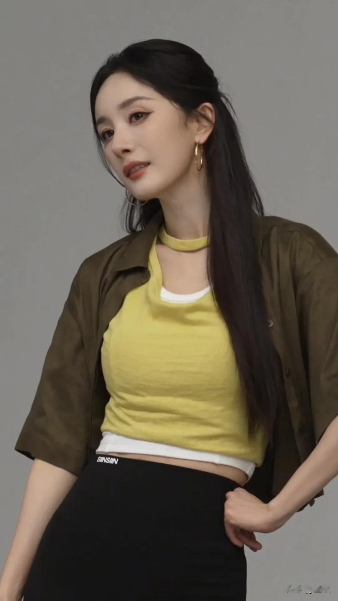 杨幂黑色背心、黑色喇叭裤，简约又时尚