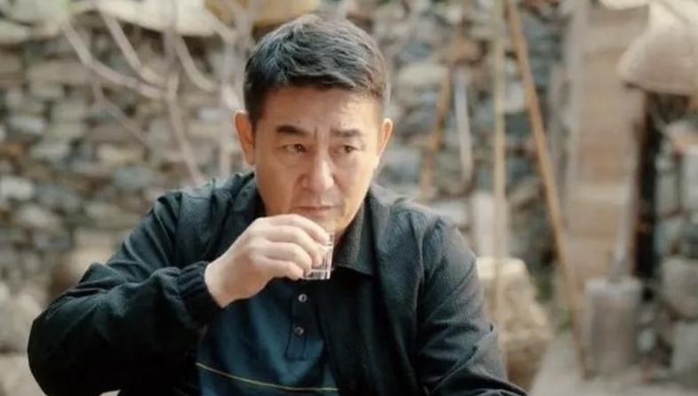 原来他们是夫妻,娶老师女儿恩爱31年,演完《归队》他又火了