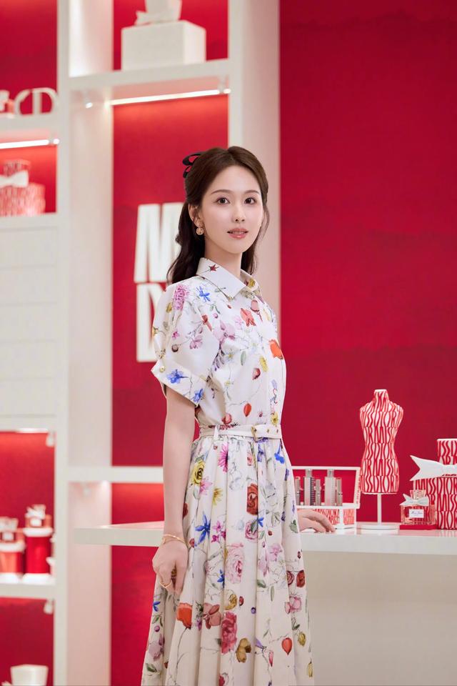 陈都灵,碎花裙温柔,隔着屏幕都能闻到的香味