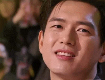 杨紫“现男友”晒合照被全网调戏：看看腹肌