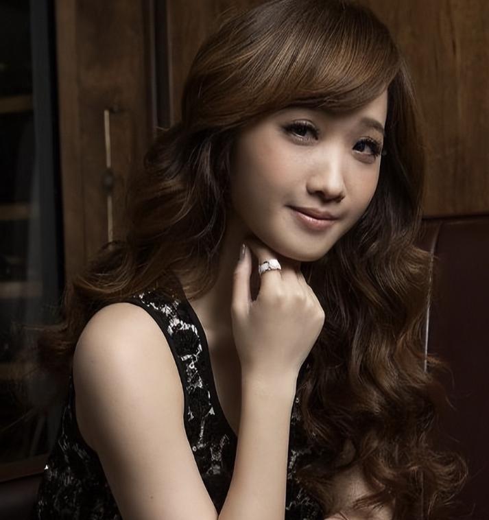 原来她早已去世！墓园和寿衣都是自己定的