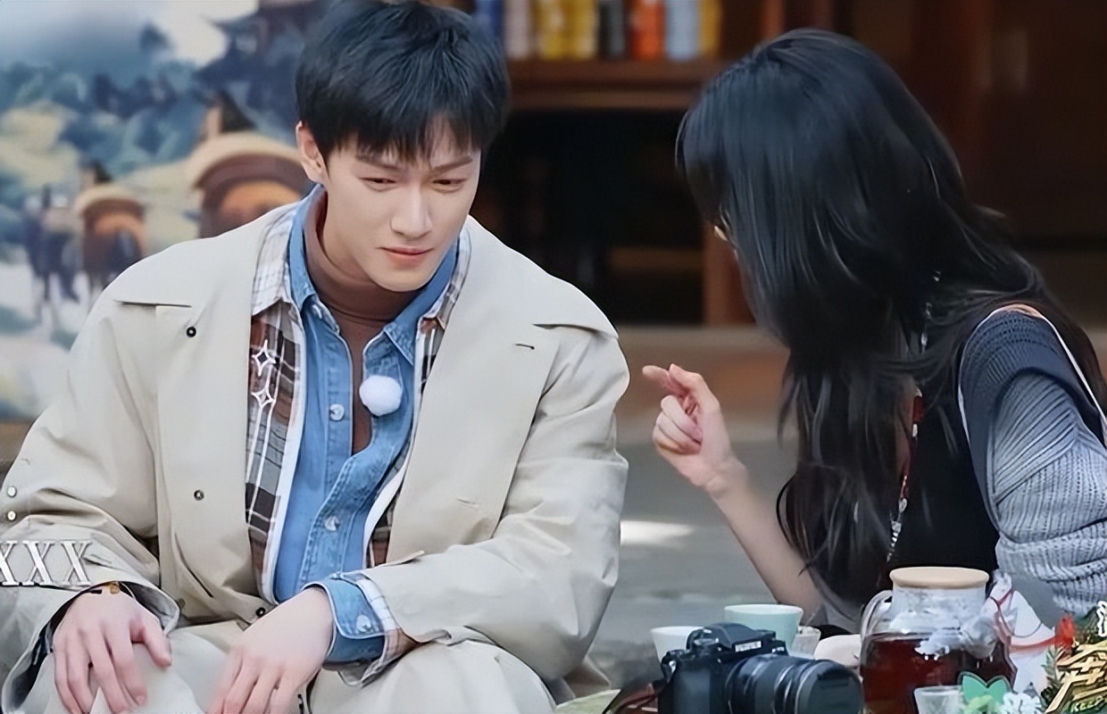 顶流男星被曝连续4晚在知名女星家过夜，网友让他们向毛晓彤学习