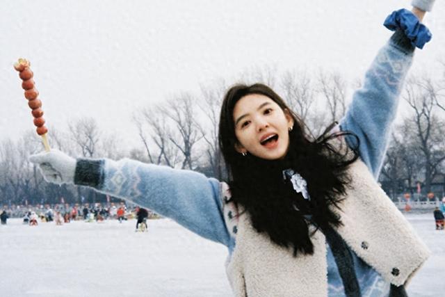 拍戏9年买不起厕所,\扶弟魔\章若楠一人养全家,曾与王思聪有争议