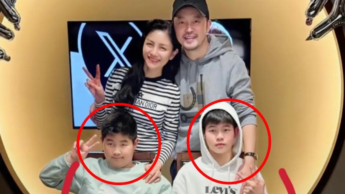 沙溢一家三里屯逛街：10岁儿子身高逆袭，14岁安吉瘦成“忧郁诗人”