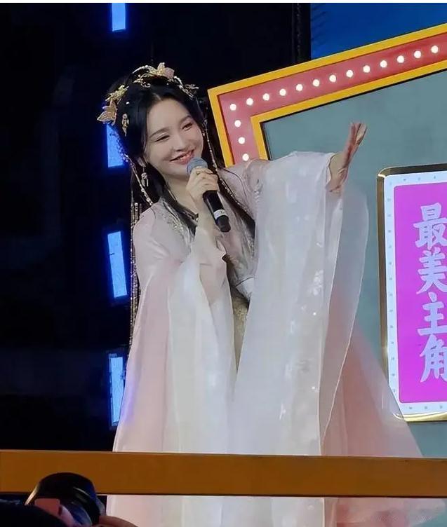 满是心酸!42岁著名歌手江苏走穴,宾客只顾吃席没人搭理