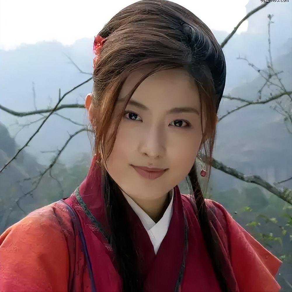 唐嫣大学室友兼伴娘!出道21年戏红人不红,42岁未婚引争议