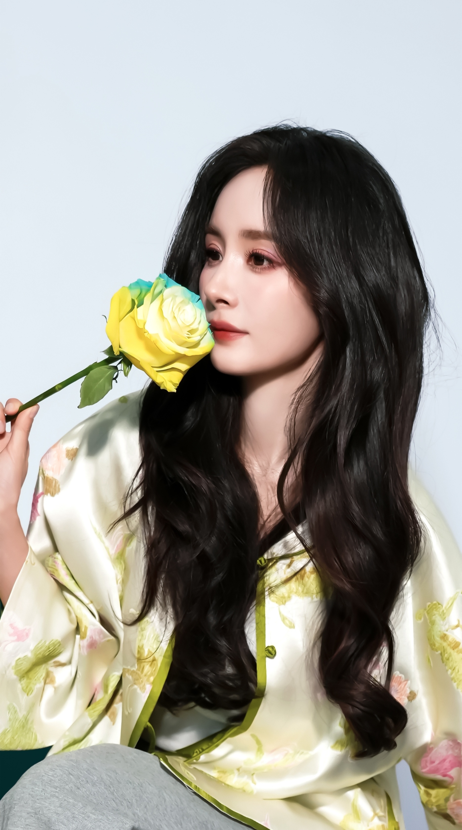 杨幂钟爱新中式，身穿绿色新中式外套，手拿玫瑰，好清新