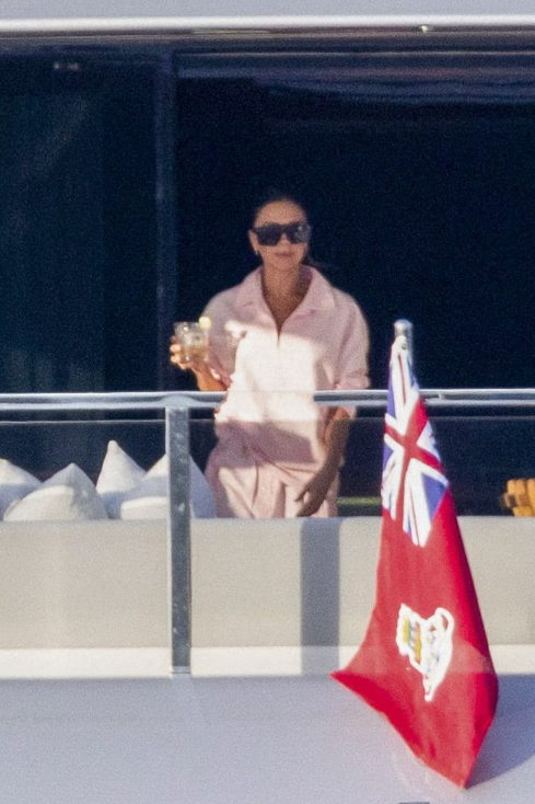 贝克汉姆一家到圣特罗佩度假！贝嫂与小七穿粉嫩母女装，气质高冷