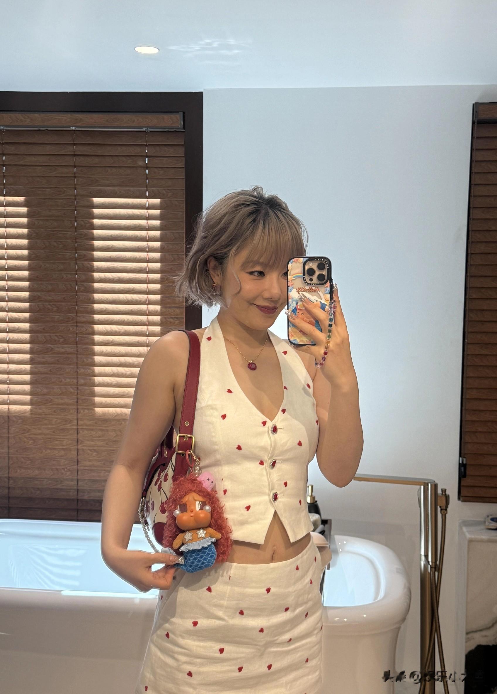 王菊分享度假美照，穿半裙露小蛮腰瘦了好多，笑靥如花好漂亮