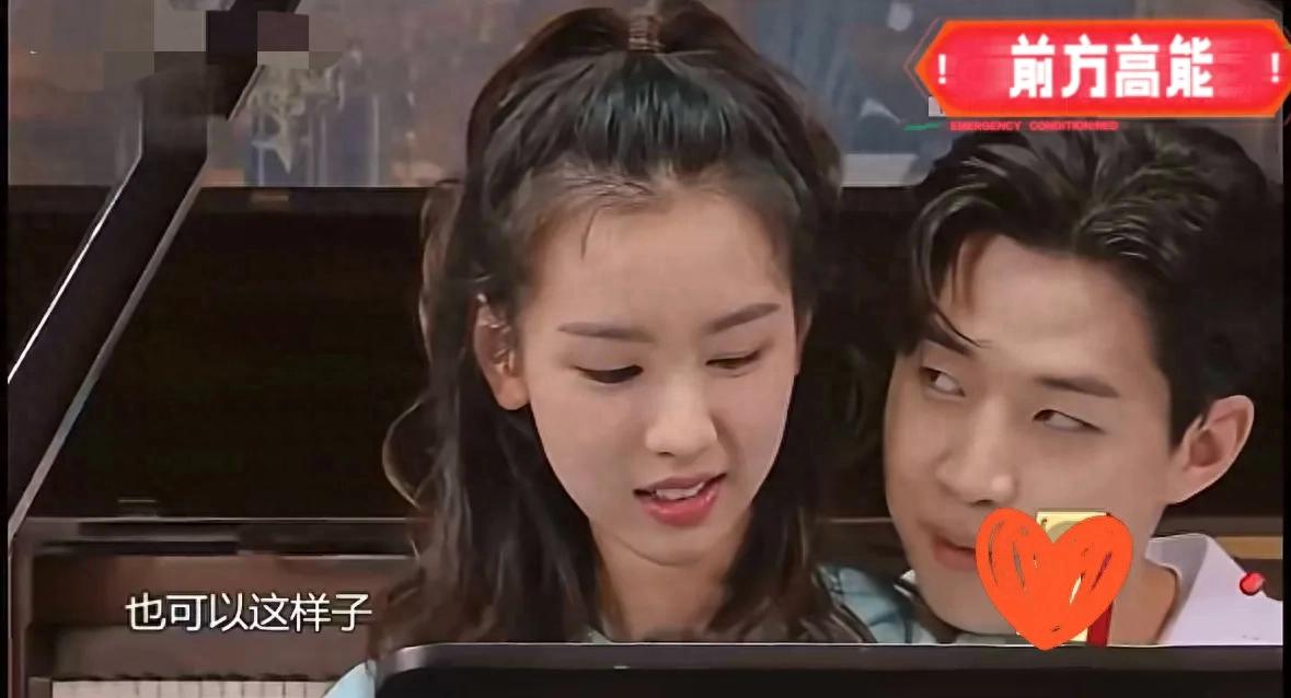 刘宪华陈都灵同框弹钢琴，氛围感拉满！