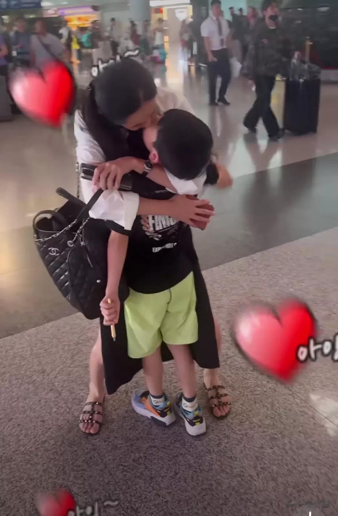 于晓光带儿子机场接秋瓷炫 7岁啪嗒外表俊朗 母子拥抱亲吻好温馨