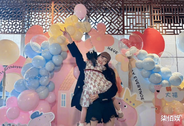 孙怡陪8岁女儿画画，大福书桌乱糟糟，墙上贴满日语和英语单词