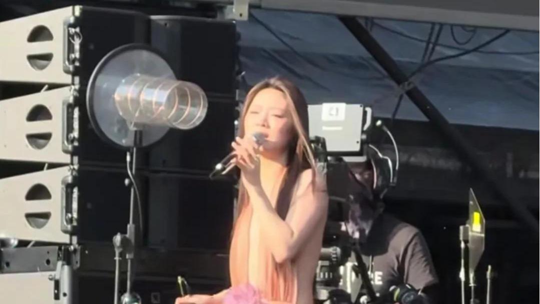 单依纯太湖湾音乐节穿搭，胸前就两片布好尴尬，着实有点辣眼睛