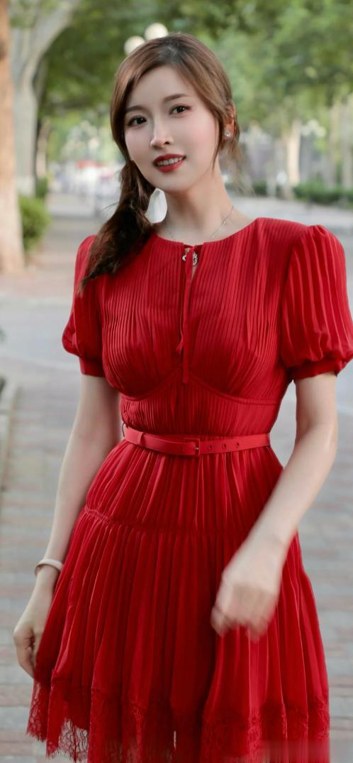 凤凰卫视主持人朱梓橦最新私服街拍，红色蕾丝花边连衣裙长腿迷人