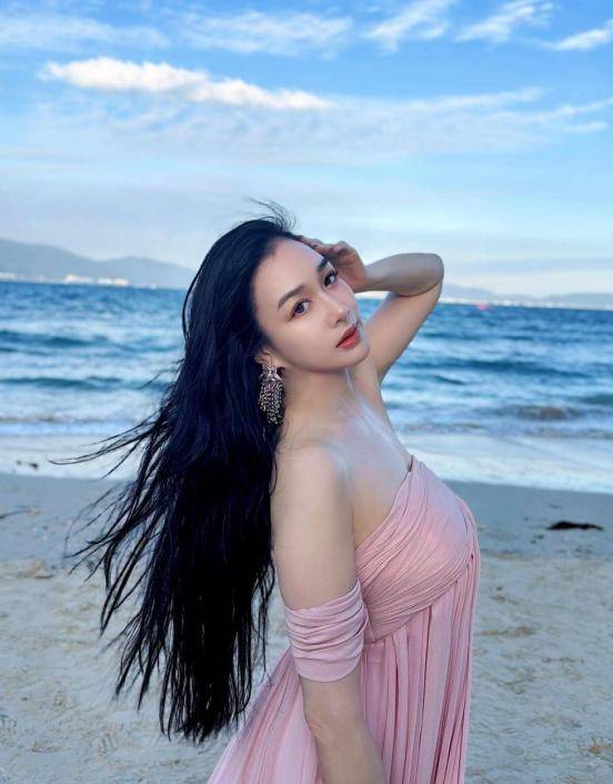 香港女神身形大变，被嘲至少180斤，虎背熊腰与以往判若两人