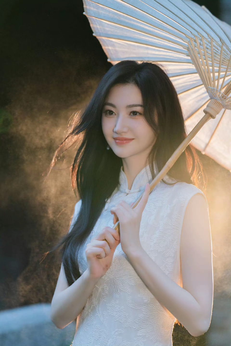 景甜最新写真，身着素白无袖旗袍撑着油纸伞，完全美的不像话呀！