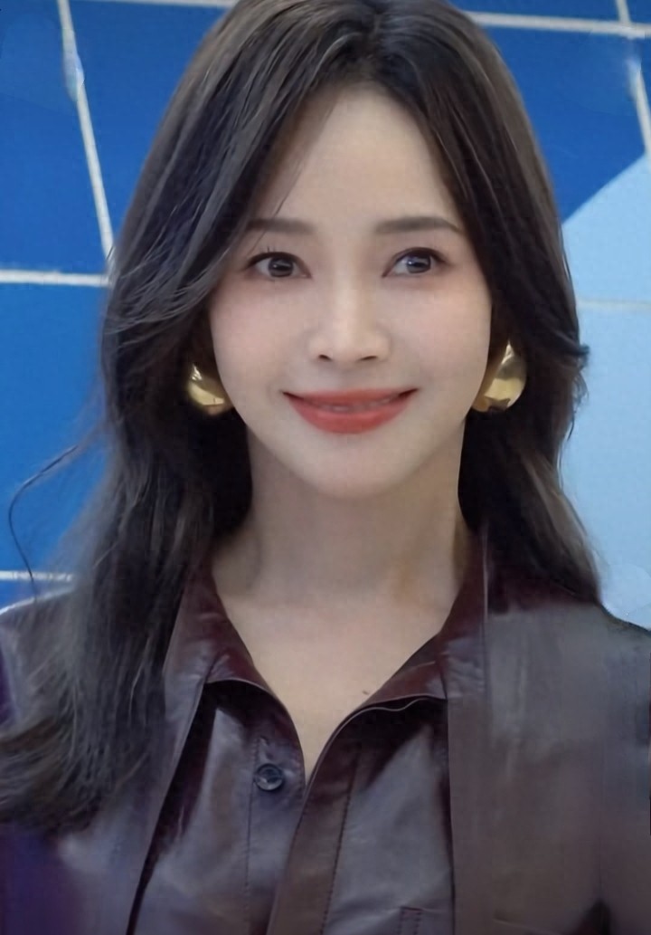 侯佩岑一袭酒红皮质衬衫亮相,又美又飒尽显优雅气质