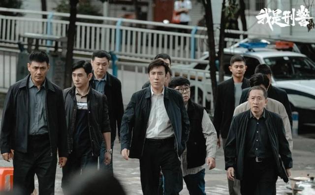 男演员的身高有多重要?于和伟和1米83的靳东同框,直接败下阵来