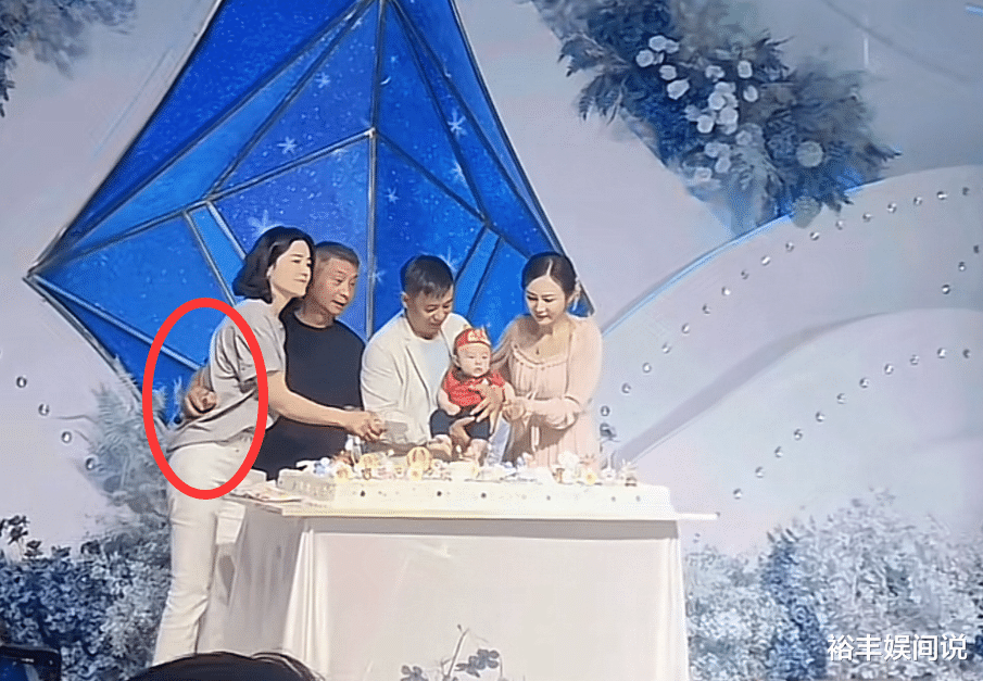 曝51岁李小双疑似离婚！携短发美女现身侄子百日宴，知情人曝身份